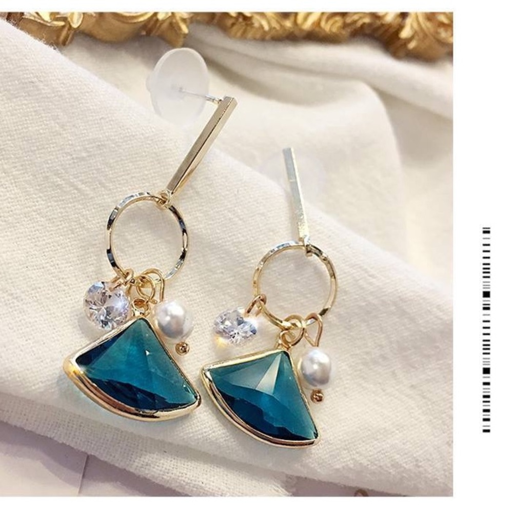 Elegant Blue Crystal Fan earrings